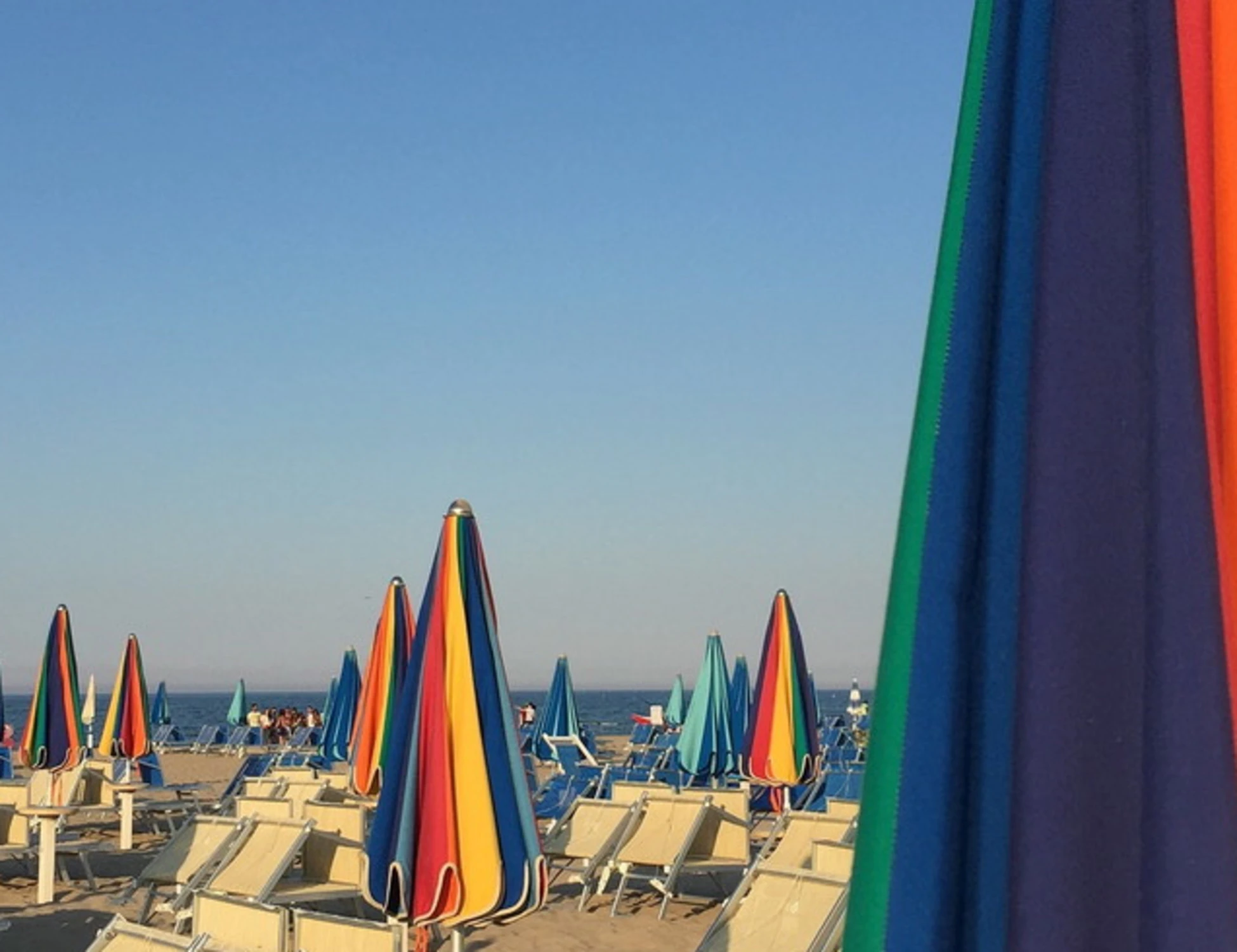 Papà muore in mare davanti a moglie e tre figli in spiaggia. I familiari finiscono all'ospedale