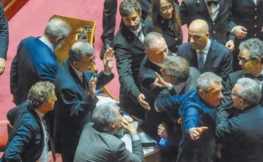Dl Sicurezza, paglicciata sinistra in Senato tra sit-in e rissa sfiorata