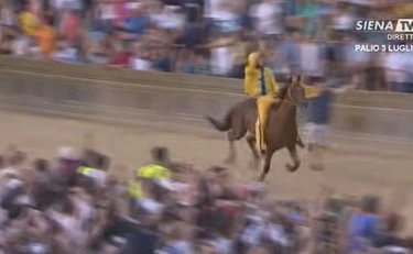 Palio di Siena, l'Aquila vince 34 anni dopo: Tittia e Diodoro fanno la storia
