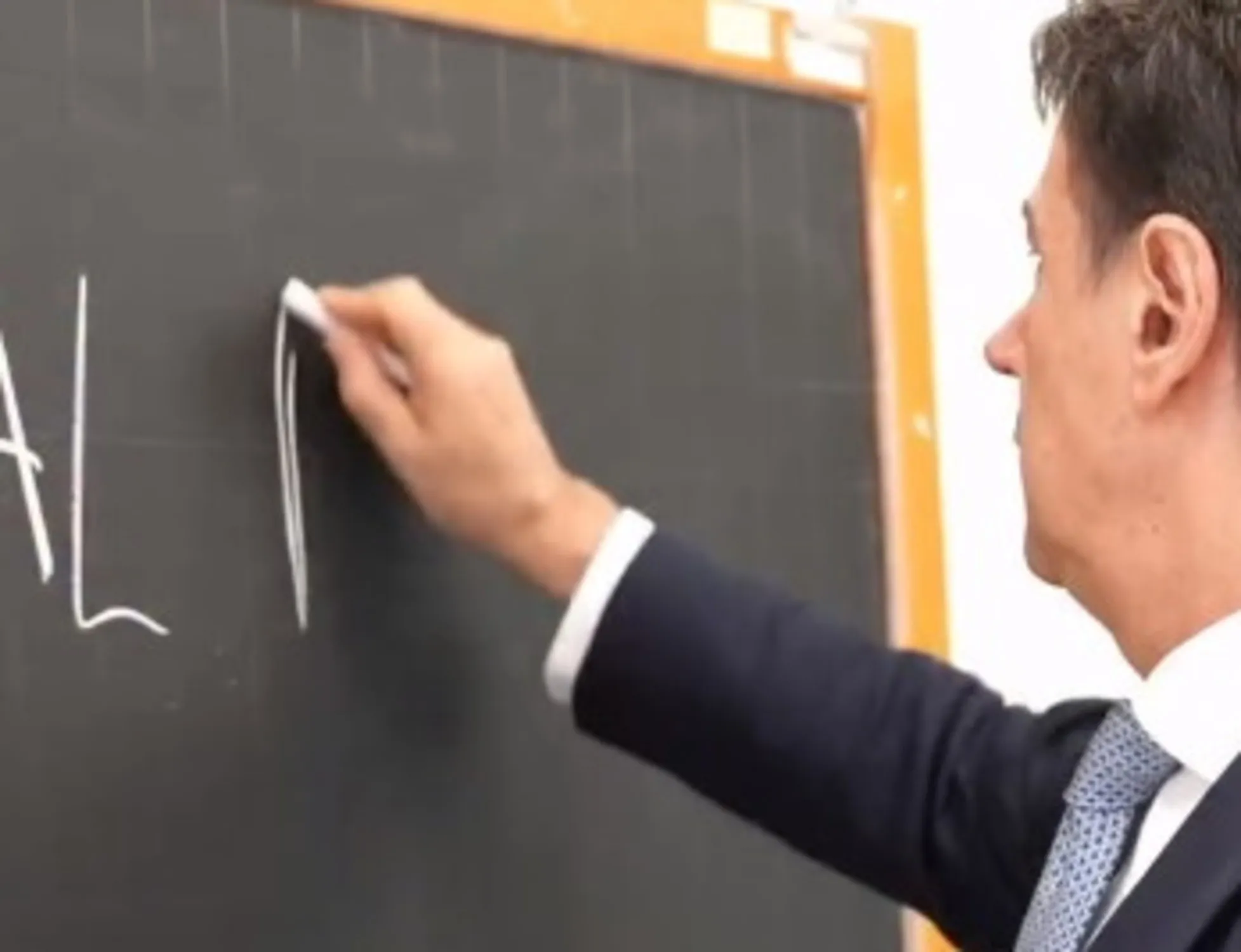 Leggi l'articolo: L'ignoranza di Conte: clamoroso errore sulla lavagna a scuola