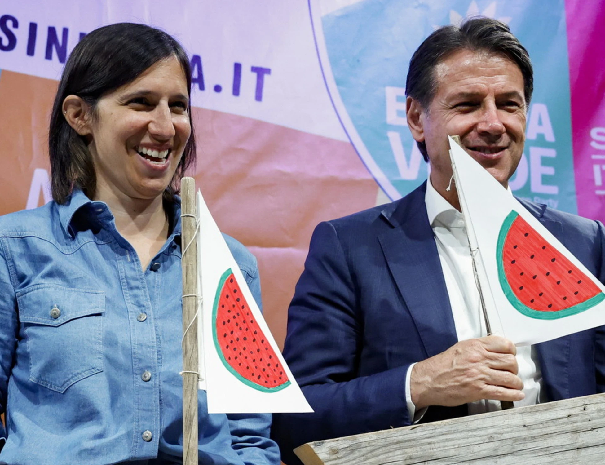 Elly Schlein ingoia ogni rospo, ma Conte chiede sempre di più