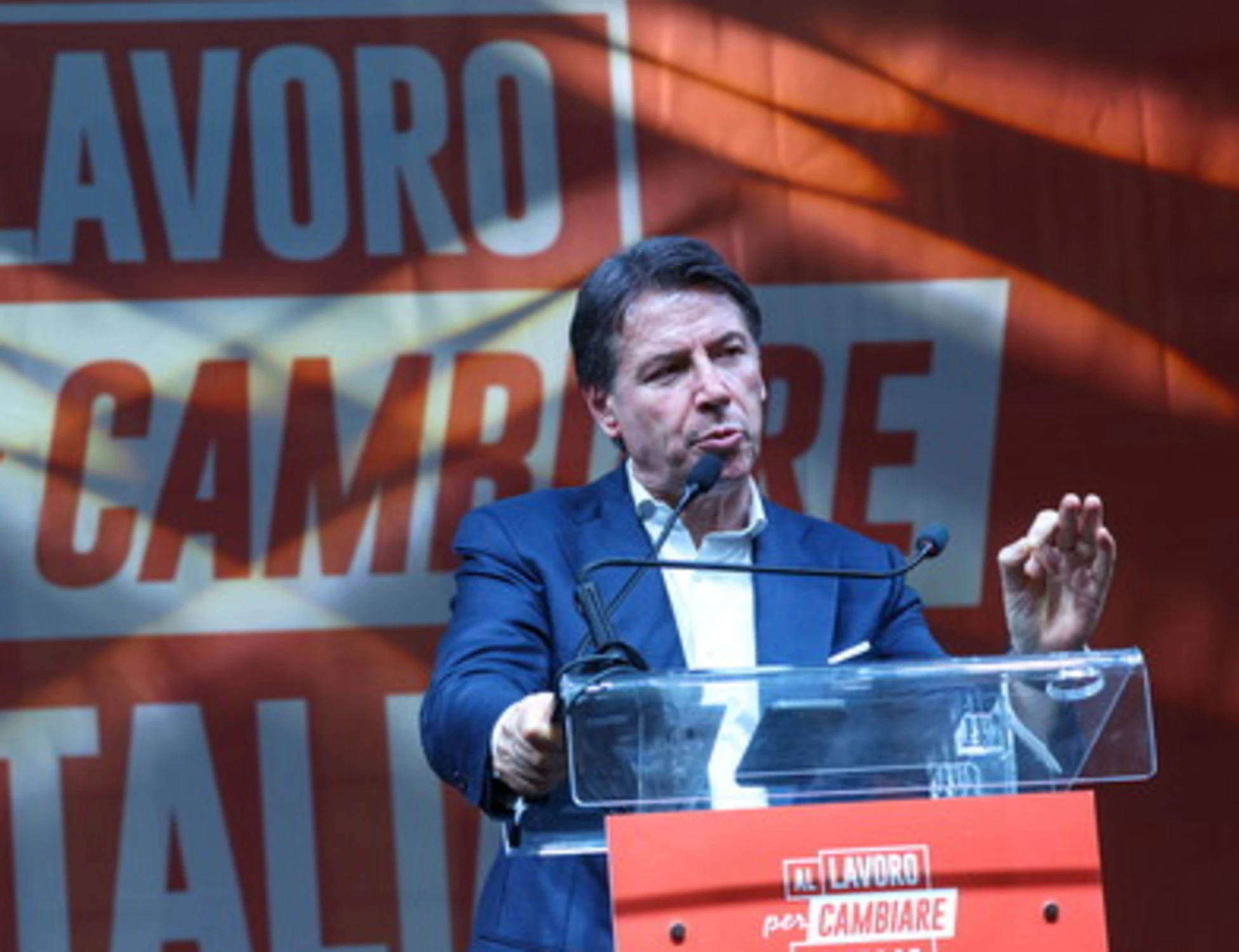 Russia, M5s vota con Vannacci. Poi Conte affonda Schlein dal palco: sinistra in frantumi