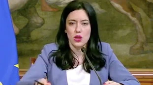Lucia Azzolina, il cambio di passo: "Software delle idiozie, ha scoperto metro e calcolatrice"