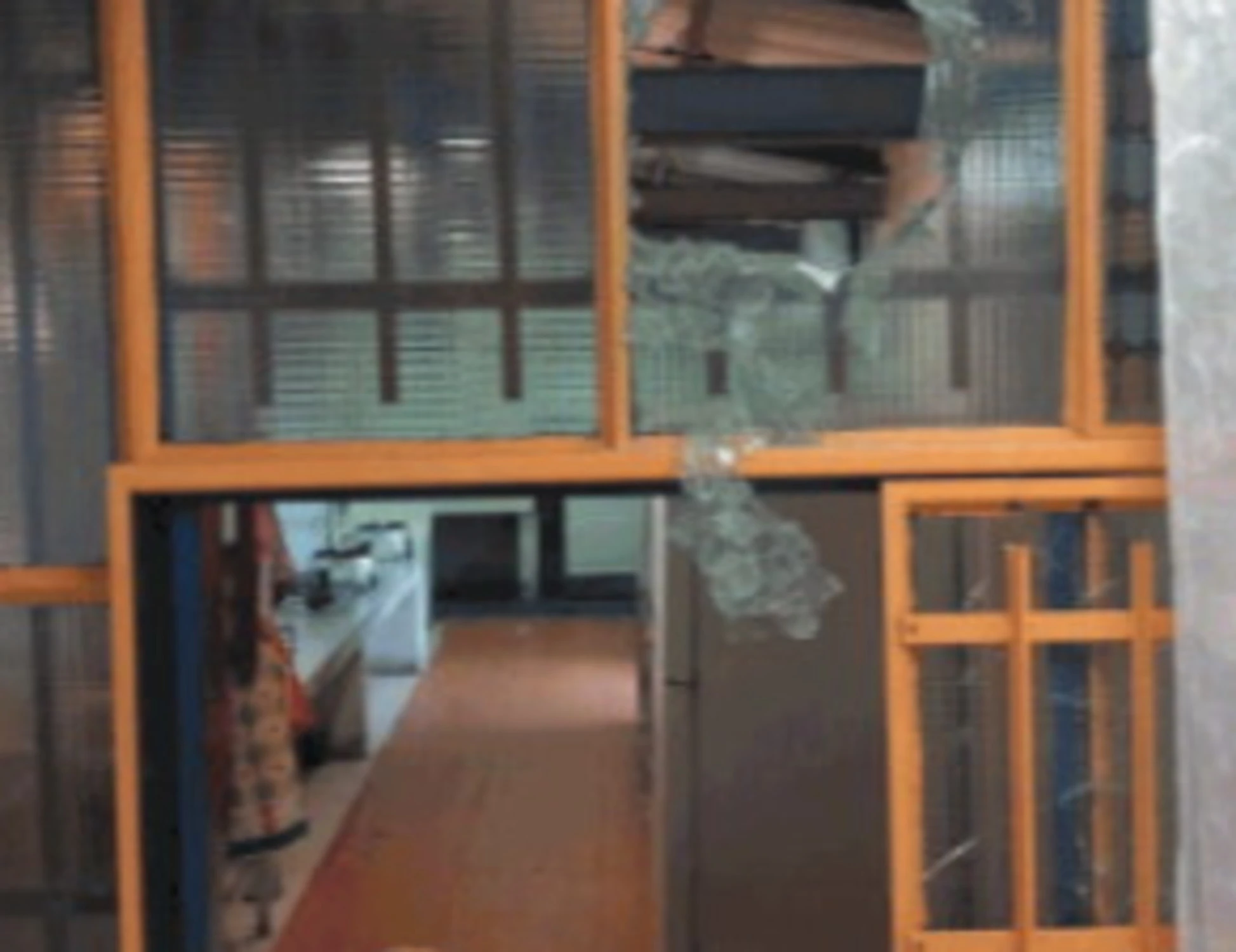 Referendum, ecco i violenti per il No: sfasciano un circolo e zittiscono gli studenti