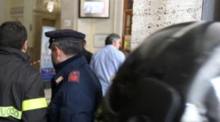 Napoli, clochard aggredisce un vigile. E lui spara e lo ferisce