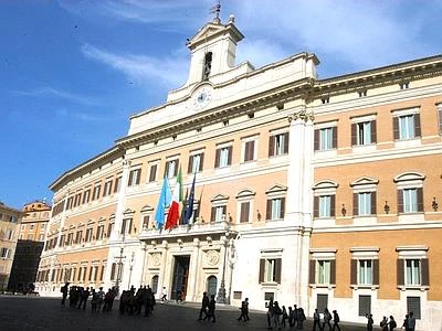 Precaria della scuola tenta di darsi fuoco in piazza Montecitorio