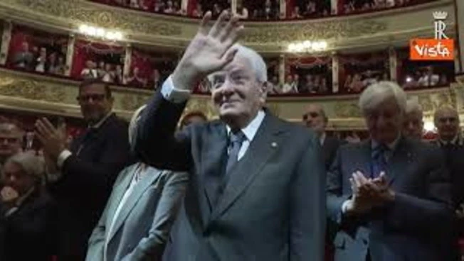Standing ovation per Mattarella alla cerimonia per 120esimo Cgil alla Scala di Milano