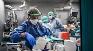 Coronavirus, a Torino la scuola dove si brucia il Covid con la luce: una speranza contro la pandemia