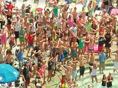 Estate, addio ai balli di gruppo: sulle spiagge trionfa la disco anni '80