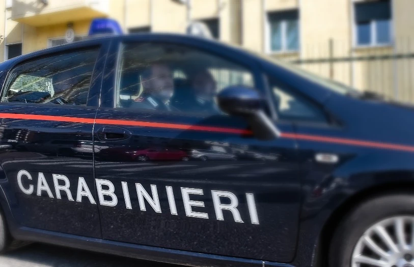 Noventa Vicentina, donna di 50 anni trascinata fuori dall&apos;auto e investita. E&apos; caccia ai rapinatori