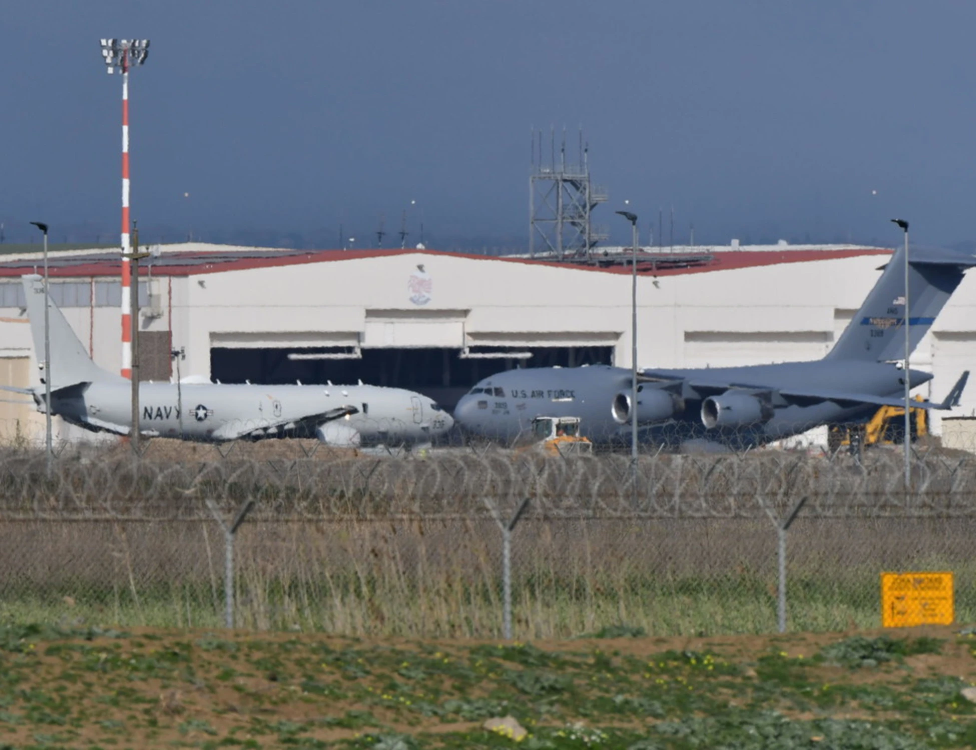 Sigonella, l'indiscrezione: "Crosetto ha negato l'uso della base ai bombardieri Usa"