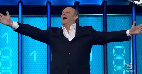 L'Eredità, la clamorosa irruzione di Gerry Scotti in studio: il concorrente che sconcerta Flavio Insinna
