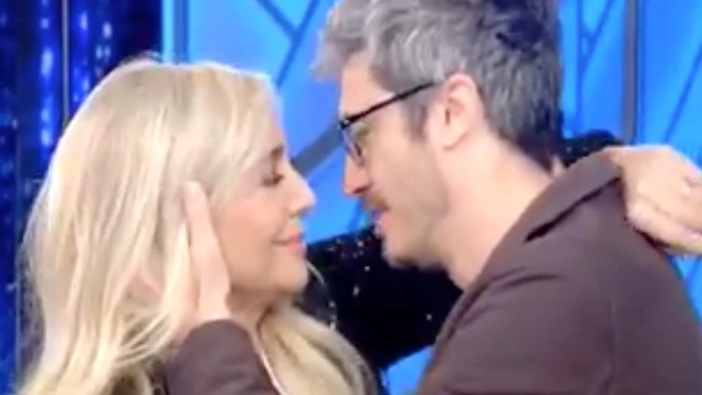 Domenica In, sconcerto in diretta: Mara Venier bacia l'ospite vip e lo massacra: "Sei di legno"