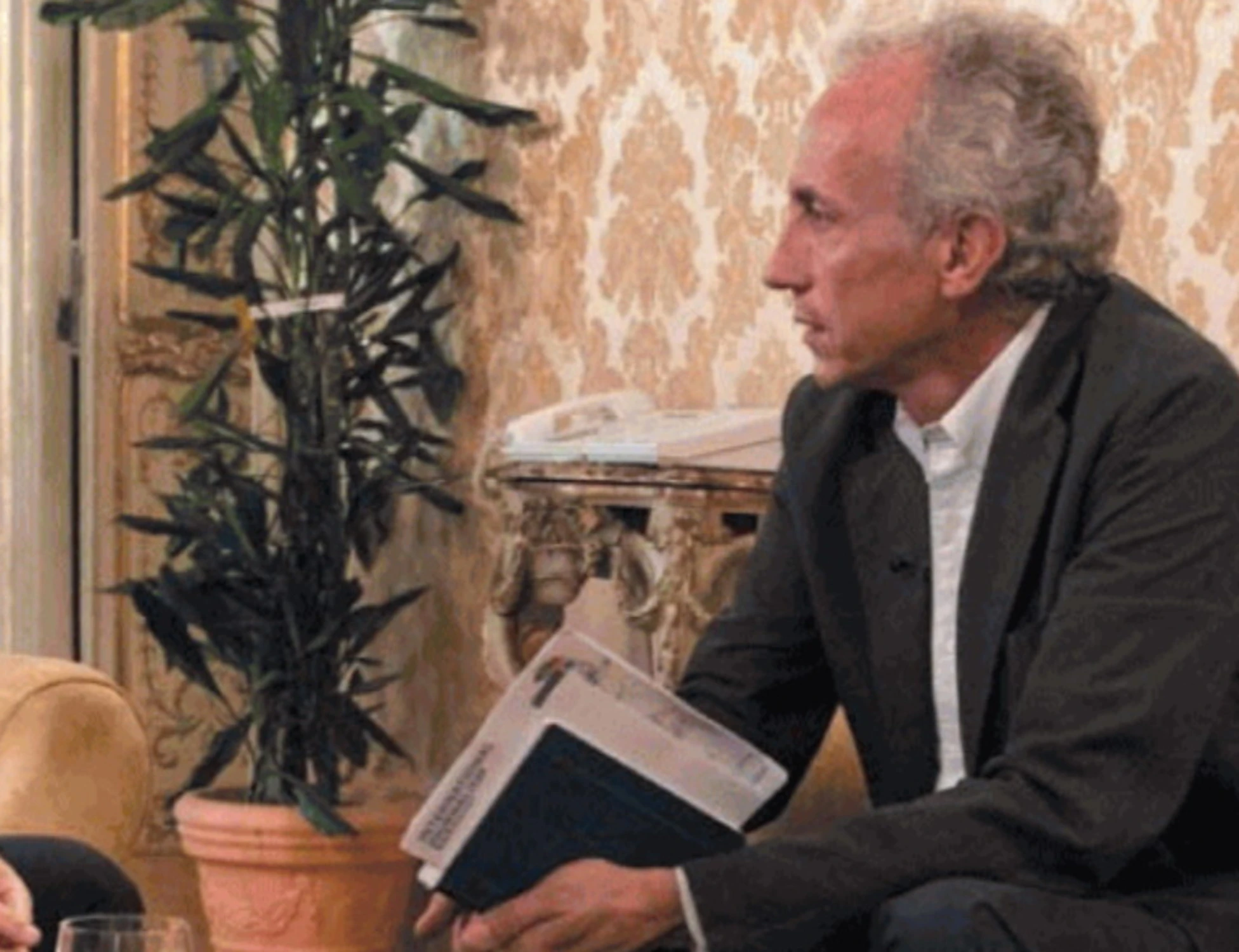 Ricci per ora l’ha sfangata ma più delle indagini pesa il Travaglio di Conte