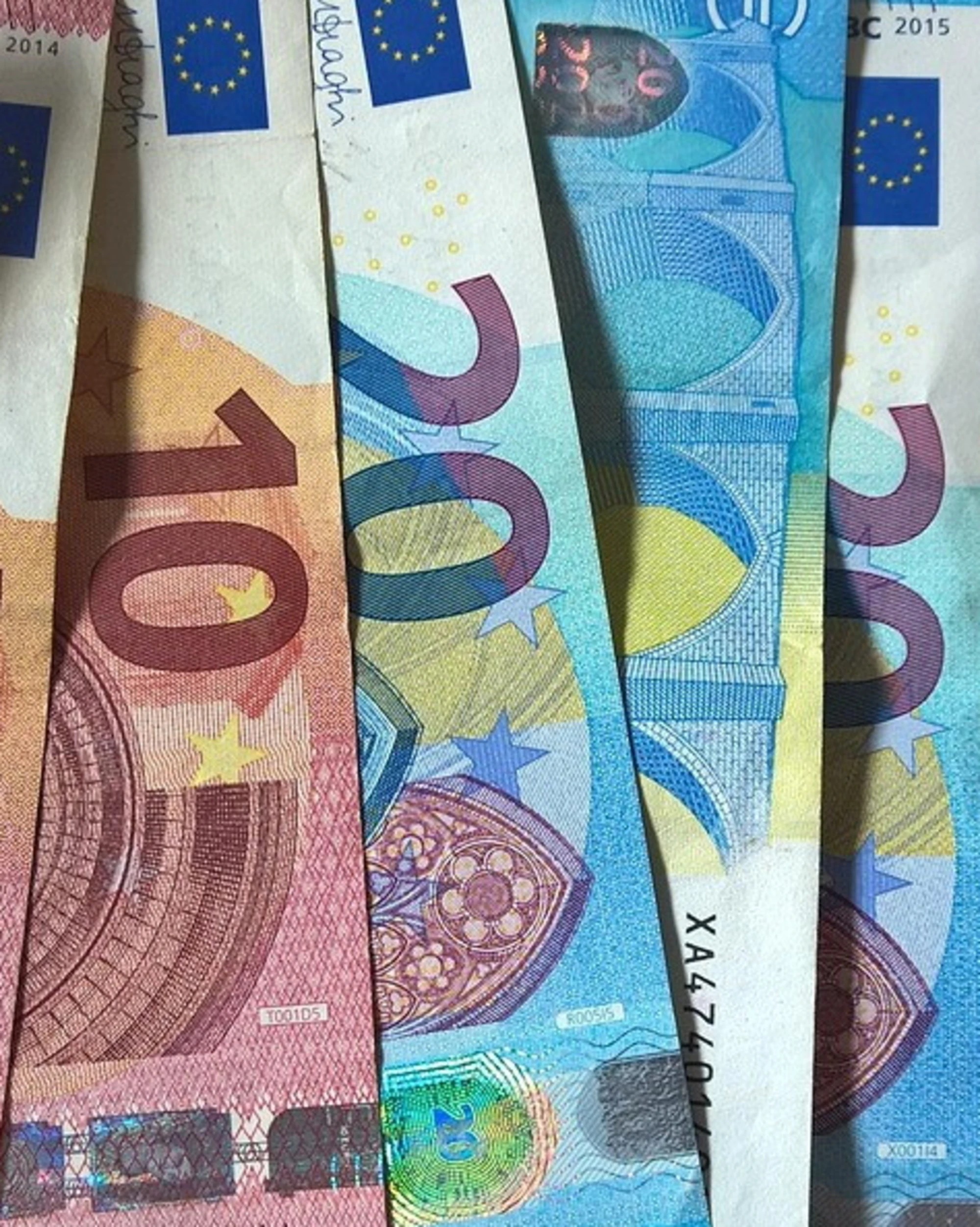 Banconote, come riconoscere quelle false ed evitare le truffe