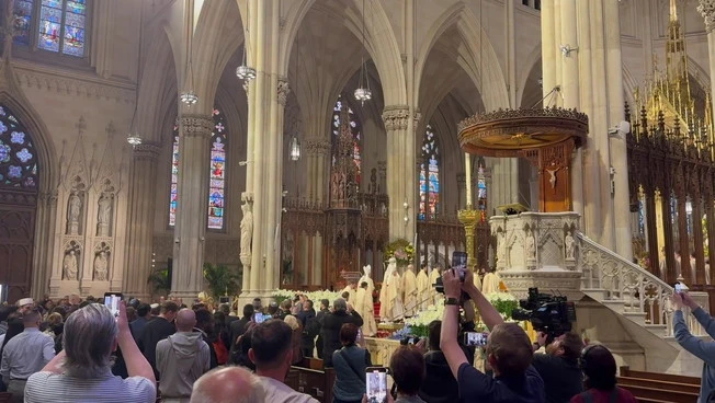 Il cardinale Dolan celebra la messa per Papa Francesco a St.Patrick