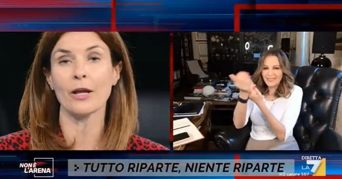 Non è l'arena, "tutto perfetto" e poi quel gesto: Daniela Santanchè asfalta la piddina Moretti