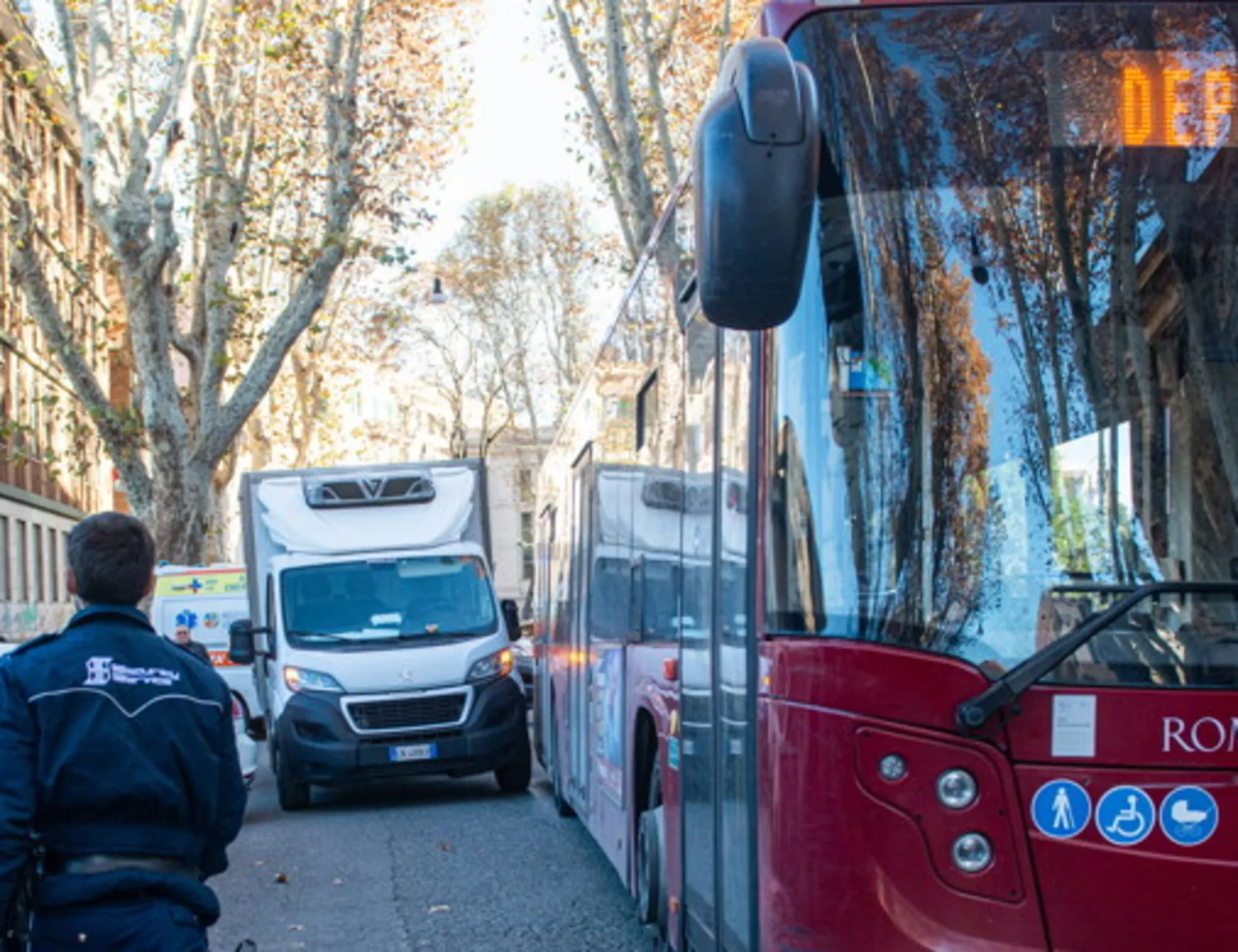 Roma, terrore sul bus: 51enne straniero minaccia passeggeri con coltello e pistola finta