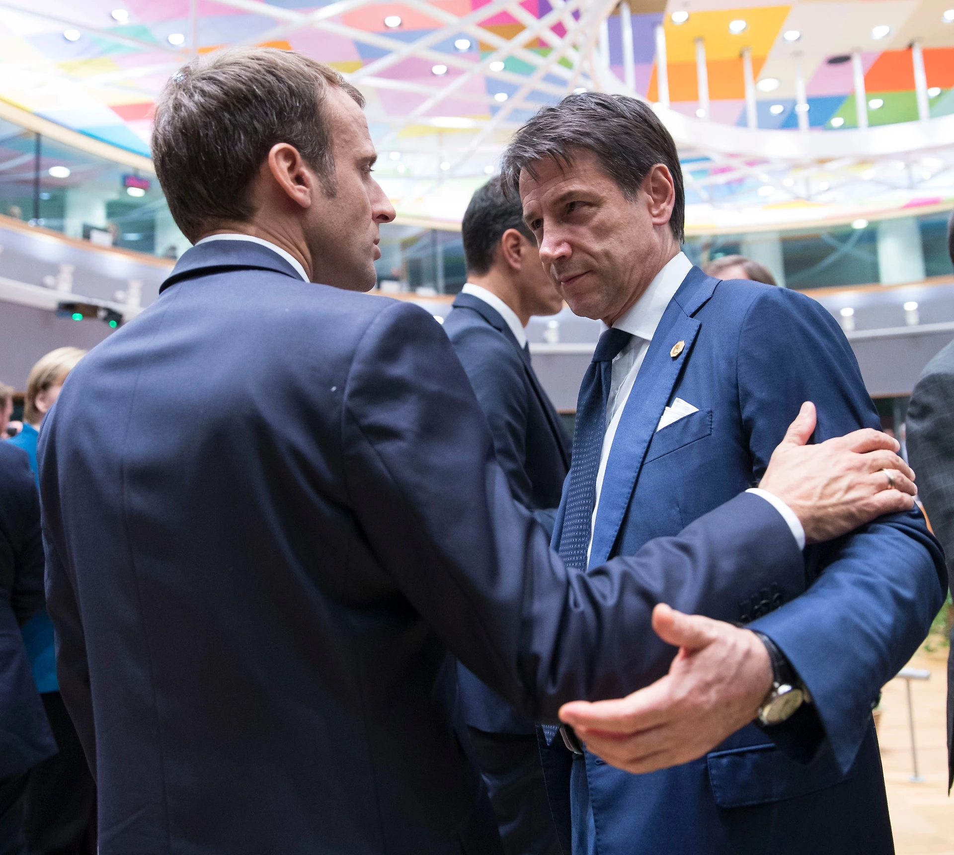Giuseppe Conte, il vero piano di Macron contro l'Italia: la mossa sporchissima del Galletto