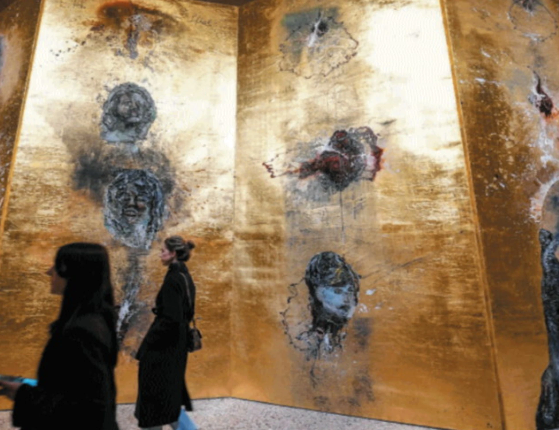 Così l'alchimista dell'arte ha ridato vita alle alchimiste