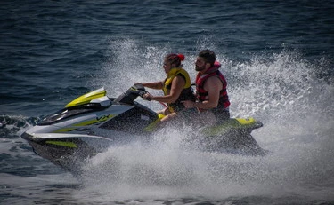 Thailandia, la moto d'acqua si ribalta, 16 ore alla deriva: come li trovano