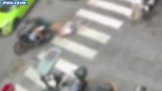Trascinano anziana per strapparle la borsa, due fermati a Roma
