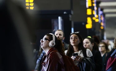 Treni, ritardi fino a 90 minuti sulla Napoli-Roma: "Danneggiamenti alla linea da parte di ignoti"
