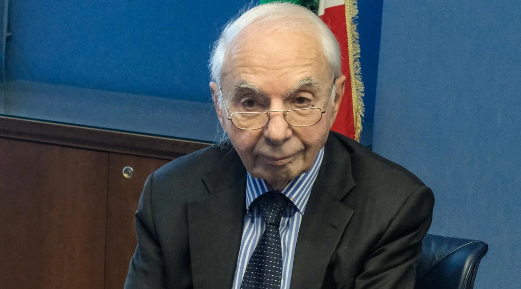 Giuliano Amato: "Lascio l'incarico in Commissione", scoppia il caso