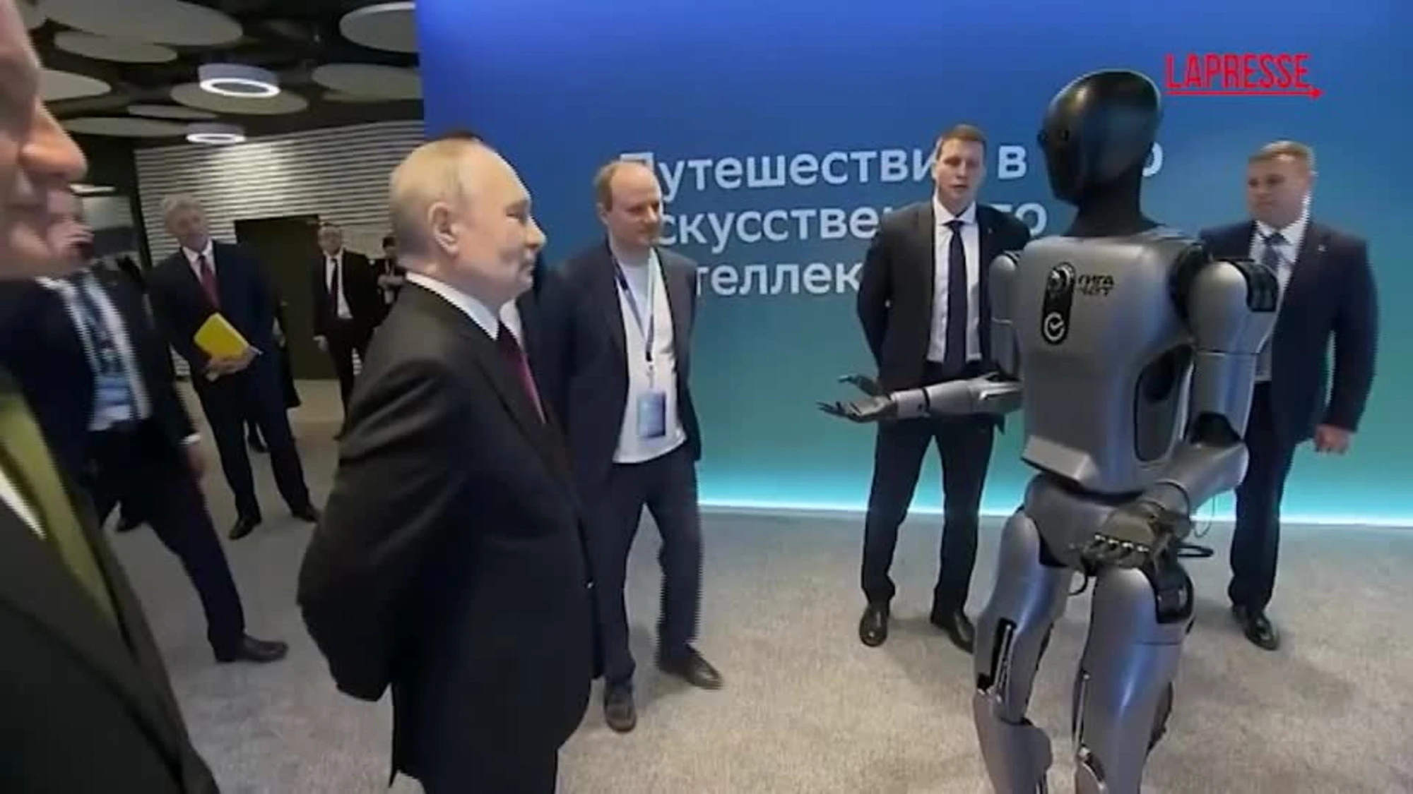 Putin e il robot, faccia a faccia ad alta tensione in Russia