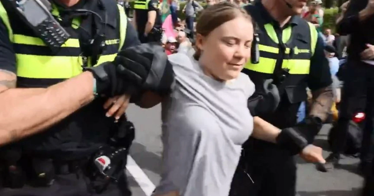 Greta Thunberg arrestata in Olanda: invade l'autostrada, portata via di peso
