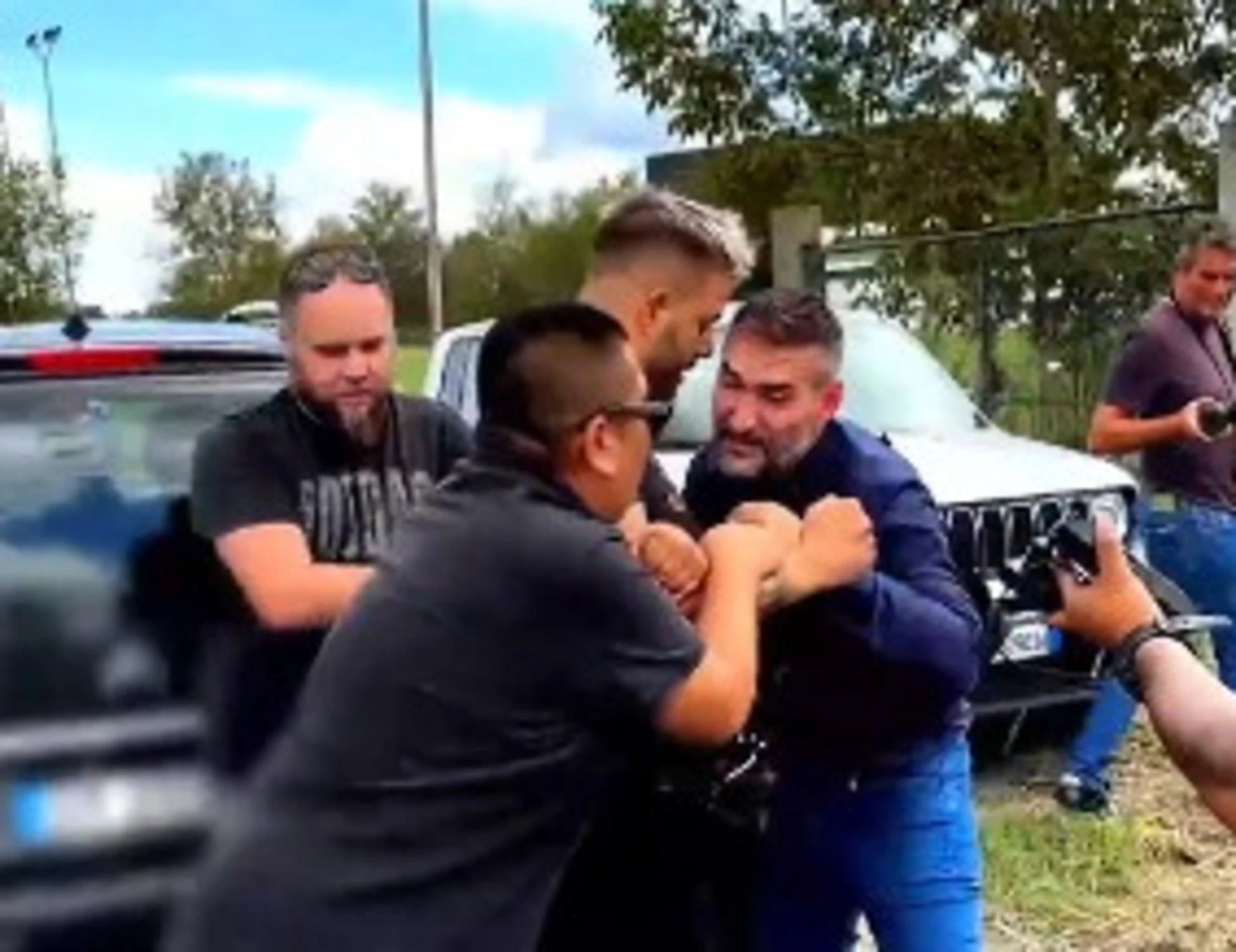 Fuori dal coro, l'inviata di Giordano linciata dal capo dei nomadi: un minuto di terrore