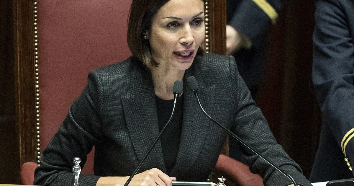 Mara Carfagna attacca Vittorio Sgarbi senza mascherina: "Alla Camera 629 imbecilli e uno intelligente?"