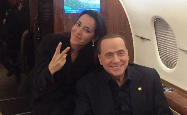 Silvio Berlusconi sbrocca in pubblico con la fedelissima Licia Ronzulli: "Voglio chiarire, aspetta!"