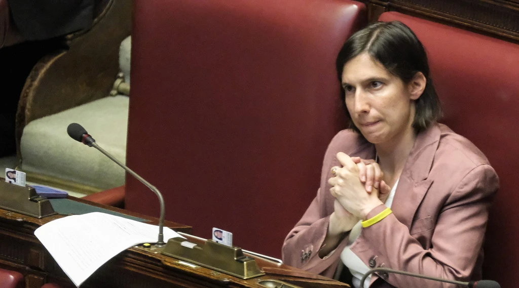 Elly Schlein si boicotta da sola? "Meloni, niente sceneggiate agostane"