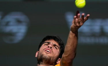 Carlos Alcaraz, problema al polso: si ritira dall'Atp di Barcellona, Sinner resta numero 1