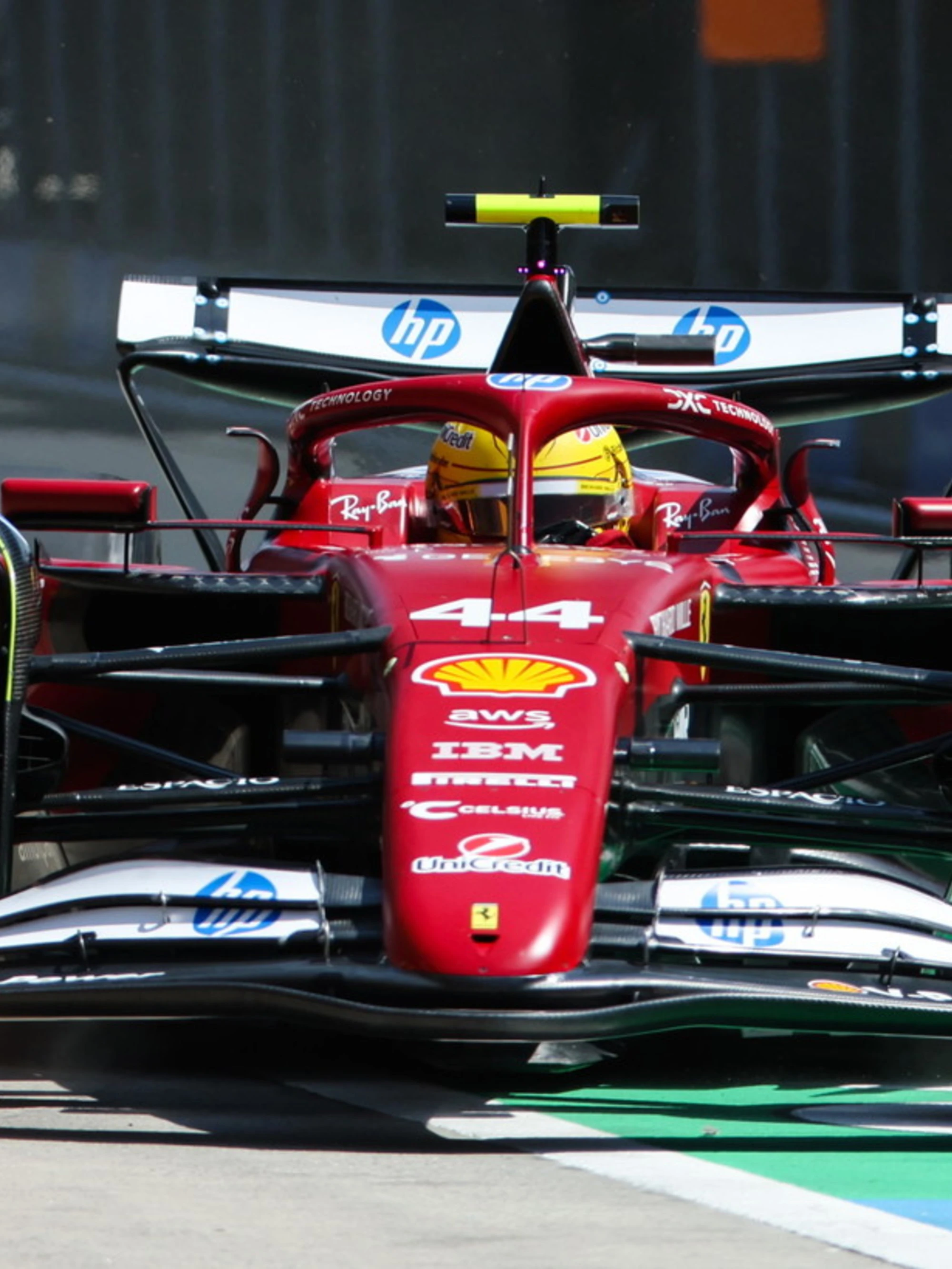 Gp Cina, Lewis Hamilton fa sognare la Ferrari: prima pole nelle qualifiche sprint