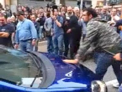 Alta tensione ai funerali di Priebke Calci e pugni al carro funebre