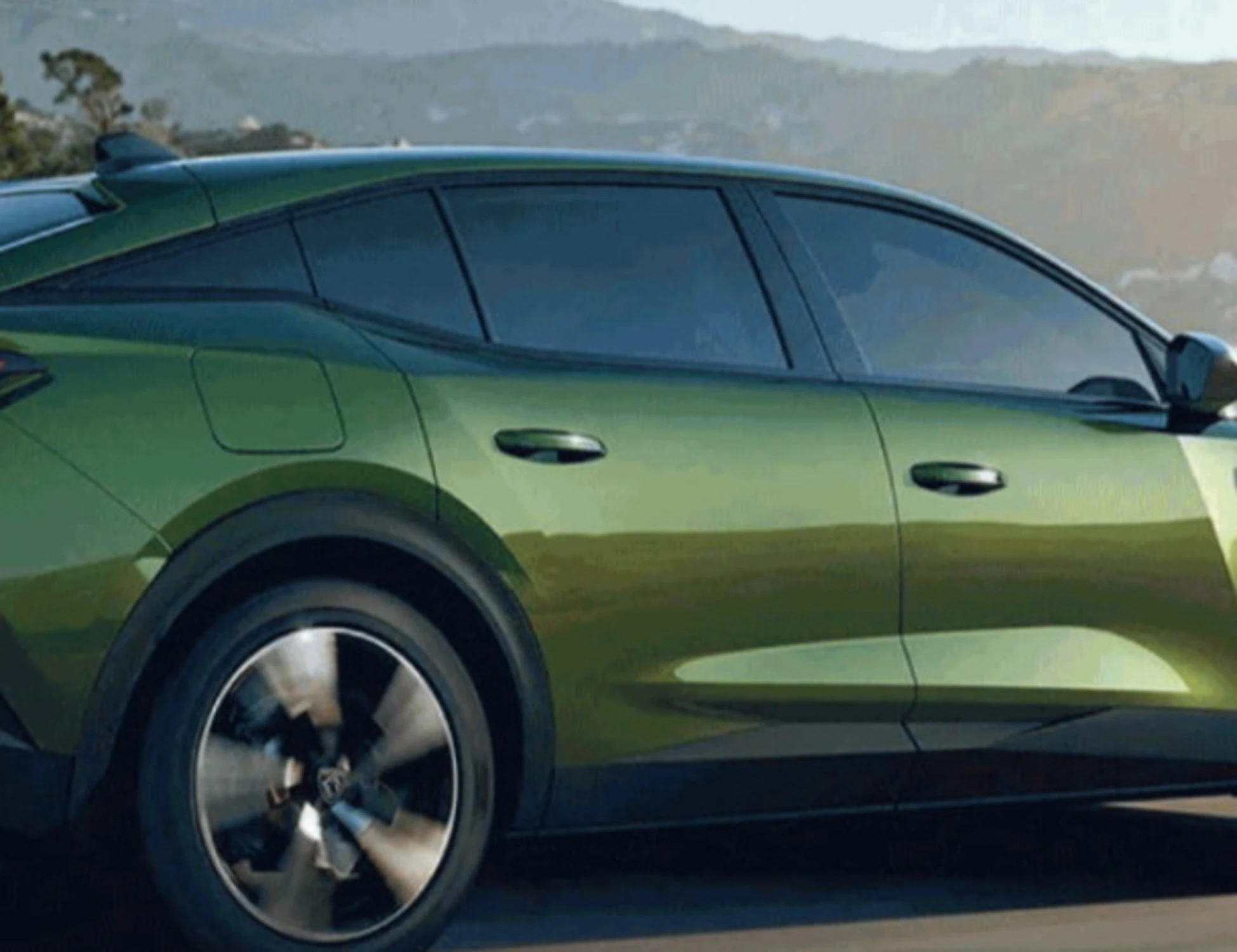 Emozione in movimento: la nuova Peugeot 408 scintilla nelle vetrine della Milano Design Week