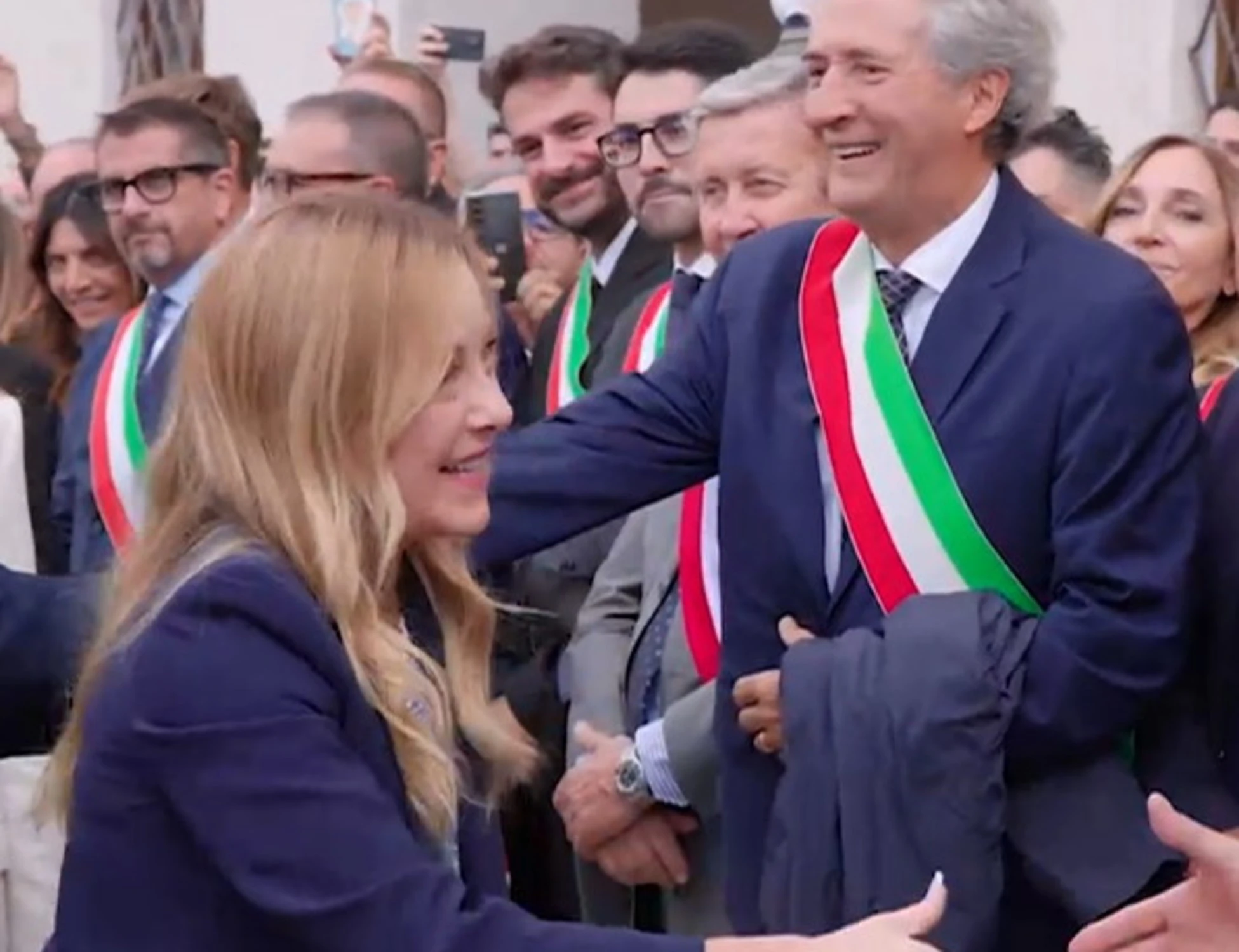 Giorgia Meloni, bagno di folla ad Ascoli Piceno: "C'è solo un Presidente!"