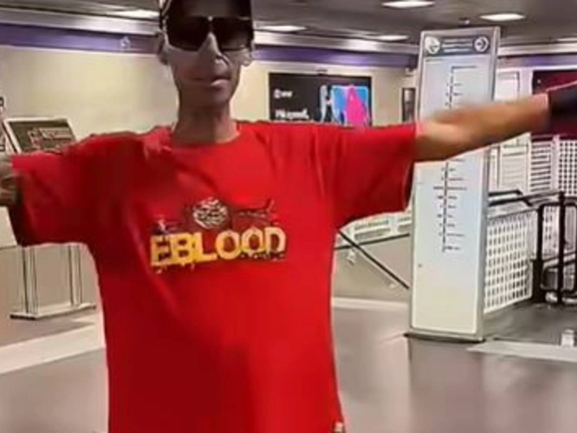 "Guarda qui, col c*** che pago!": il maranza che insulta la Sardone, il video