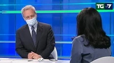 Enrico Mentana, il direttore del Tg La7 intervista Lucia Azzolina con la mascherina