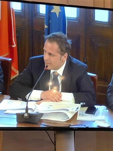 Matteo Salvini si porta Siri al vertice con le parti sociali sulla flat tax. M5s all'angolo: "Cosa dimostra"