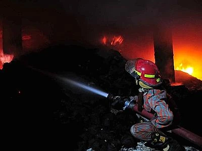 Bangladesh, incendio in fabbrica di vestiti: oltre 100 persone morte a Dacca