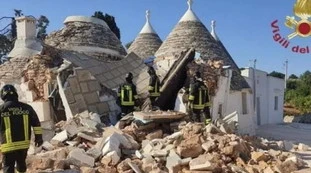 Cisternino, esplode un trullo: il dramma, un uomo sotto le macerie