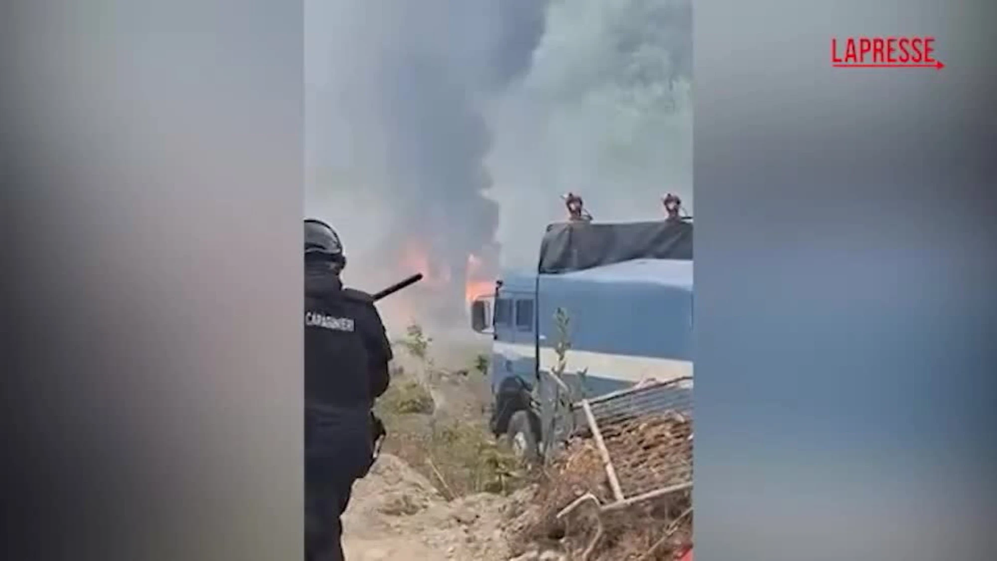 No Tav, disordini in Valsusa: fiamme nel cantiere di Chiomonte