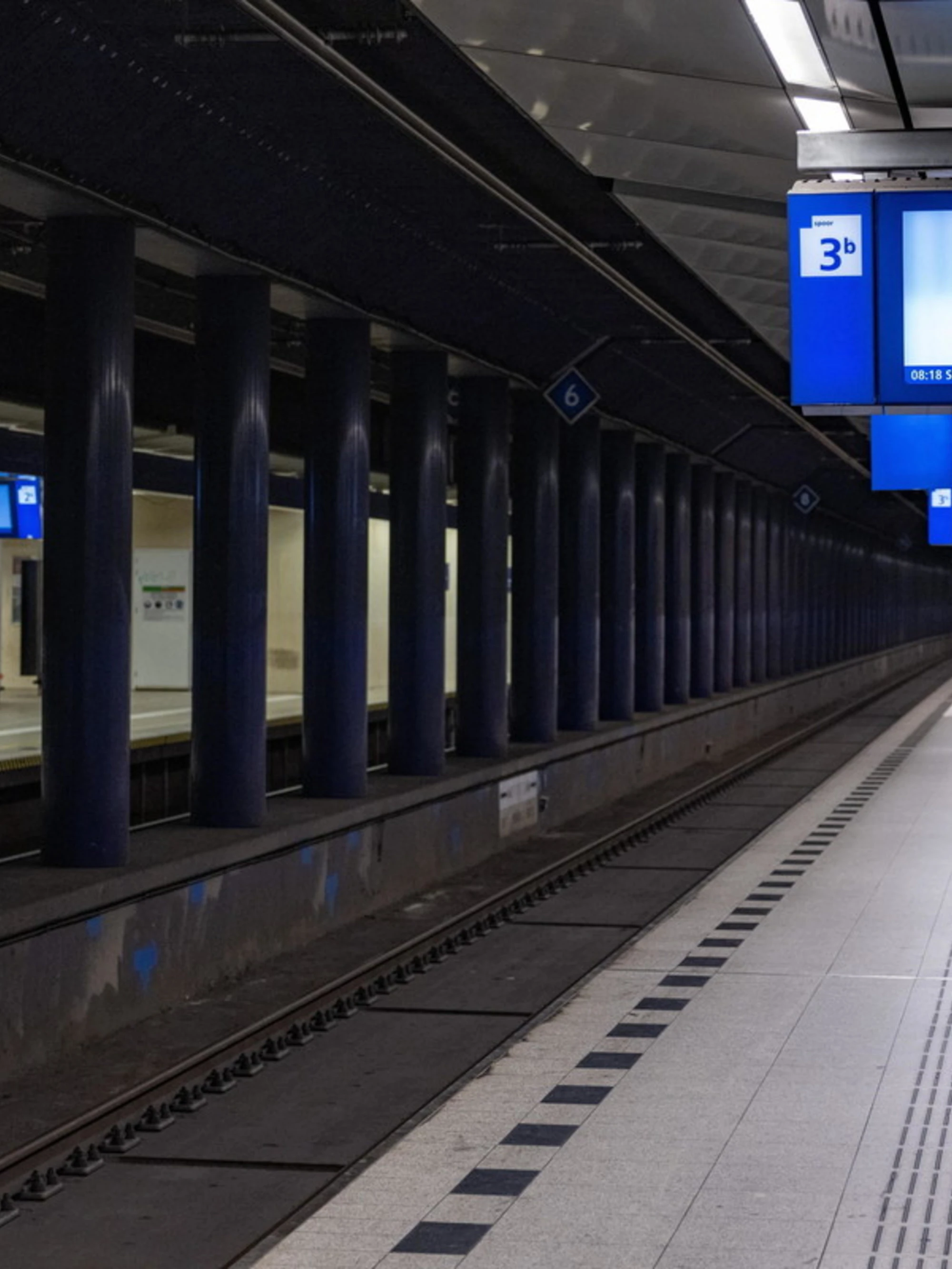 Novara, tre giovani investiti dal treno: un morto, due gravissimi