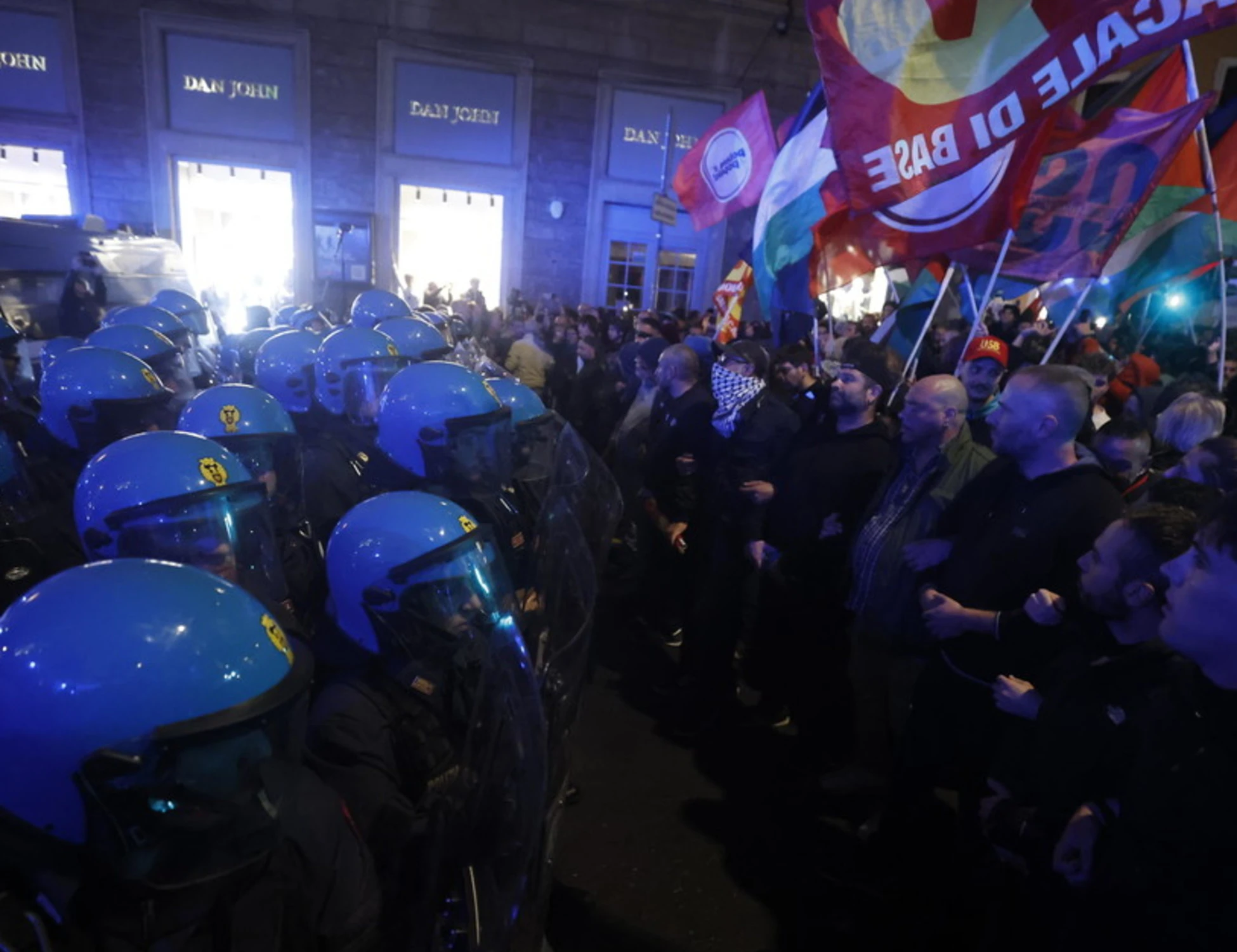 Flotilla, pro-Pal scatenano caos a Napoli, ferito un agente a Trieste e a Milano gridano. "Meloni a morte"
