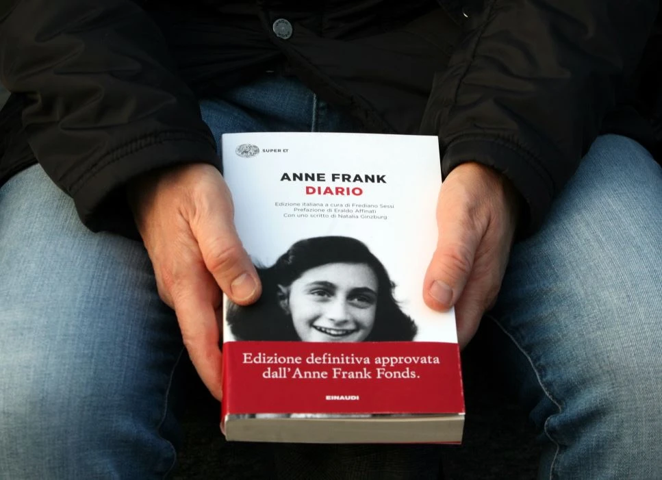 "Picchia mio figlio e fa politica", maestra sospesa dopo la denuncia di una mamma. "Ho solo letto Anna Frank"