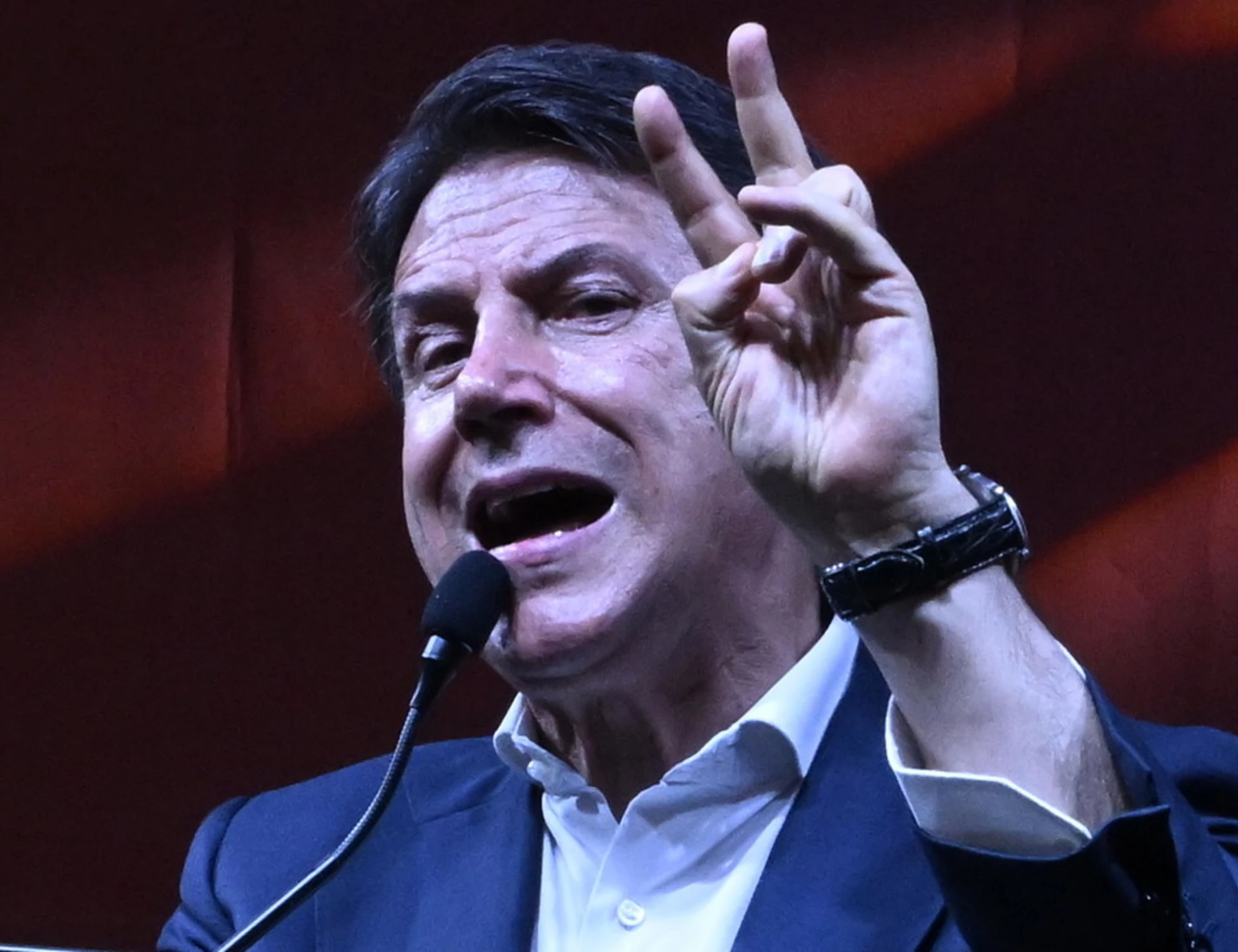 Giuseppe Conte strizza l'occhio a Putin: "La Russia? Le minacce sono altre"