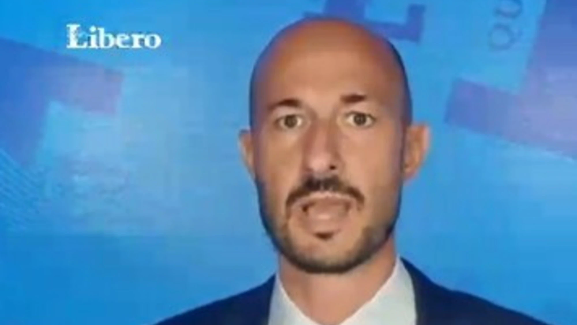 Anche il calcio contro Sanchez ma Schlein fa come Fonzie